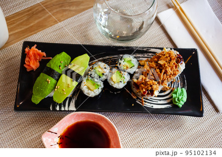 Set of assorted vegetable sushi rolls 95102134
