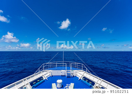 青空と海を進む船 95102251