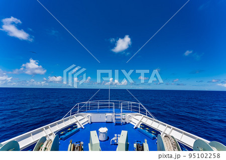 青空と海を進む船 95102258