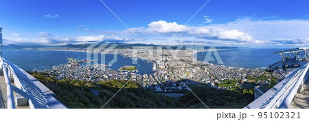 函館山展望台から見下ろす、晴天の函館市の全景 95102321