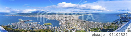 函館山展望台から見下ろす、晴天の函館市の全景 95102322