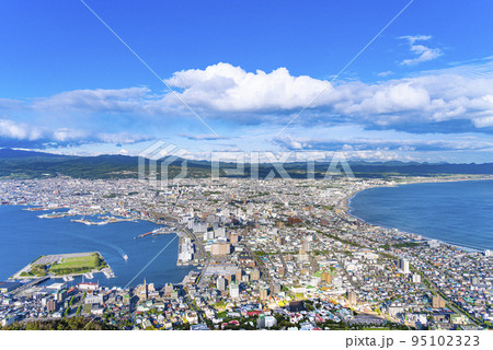 函館山展望台から見下ろす、晴天の函館市の全景 函館山展望台から見下ろす、晴天の函館市の全景 95102323