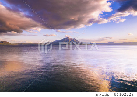支笏湖の美しい湖面と風不死岳の夕暮れの風景 95102325