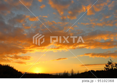 夕焼け空　雲　夕日 95102368