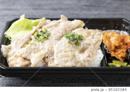 美味しい韓国焼肉、サムギョプサル弁当 美味しい韓国焼肉、サムギョプサル弁当 95102384