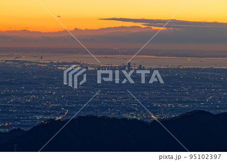 丹沢・塔ノ岳から見る朝焼け空と横浜市街 丹沢・塔ノ岳から見る朝焼け空と横浜市街 95102397