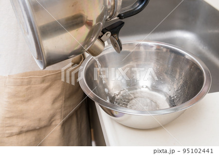 【イクラの醤油漬けを作るためにボウルにお湯を入れる】 95102441