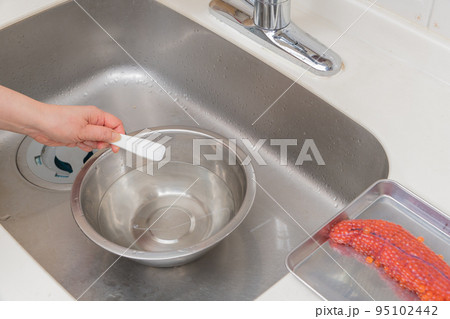 【イクラの醤油漬けを作るためにボウルに塩を入れる】 95102442