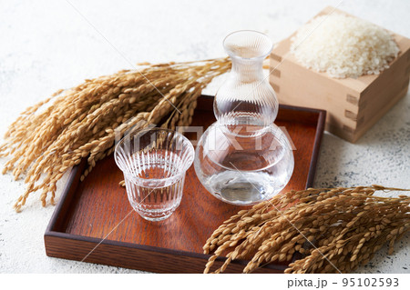 グラスのお猪口に注いだ日本酒 95102593