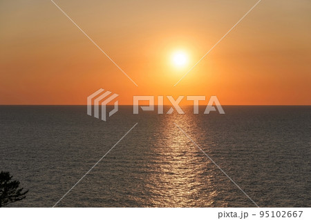 能登半島で見た日本海に沈む夕日の情景＠石川 95102667