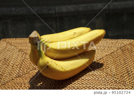 黄色いバナナ 95102724