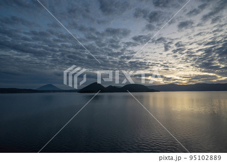 洞爺湖上のうろこ雲の色を変えていく朝日 95102889