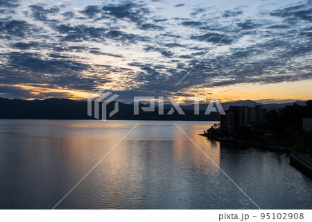 洞爺湖面と空の色を変えていく朝日 洞爺湖面と空の色を変えていく朝日 95102908