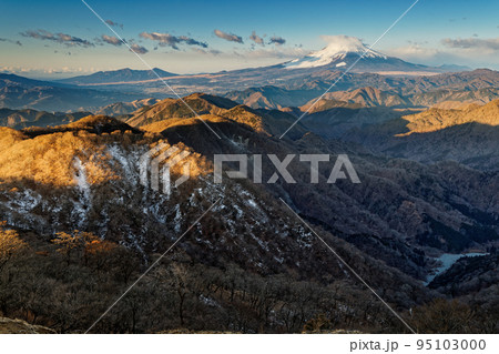 早朝の丹沢山地・塔ノ岳から見る鍋割山稜と富士山 95103000