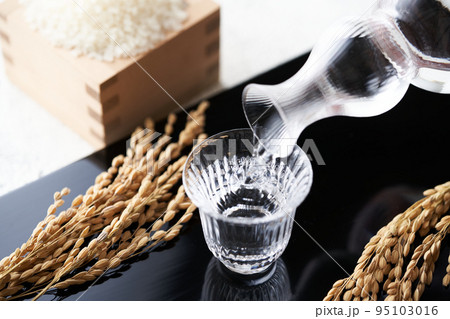 グラスのお猪口に日本酒を注ぐ 95103016