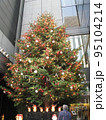 銀座界隈にあるビルの谷間に飾られたクリスマスツリーのイルミネーション写真 95104214