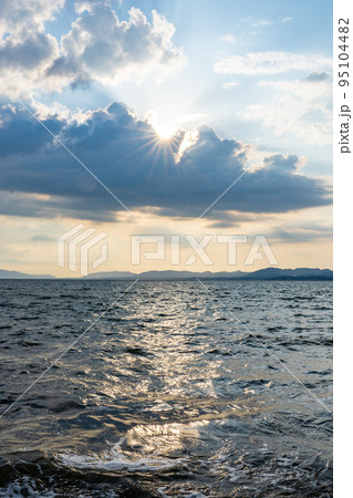 宍道湖の夕日(島根県松江市) 宍道湖の夕日(島根県松江市) 95104482