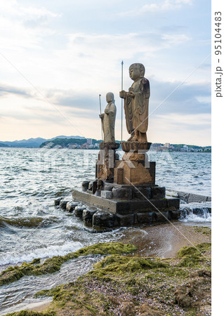 夕暮れの宍道湖 袖師地蔵(島根県松江市) 夕暮れの宍道湖 袖師地蔵(島根県松江市) 95104483
