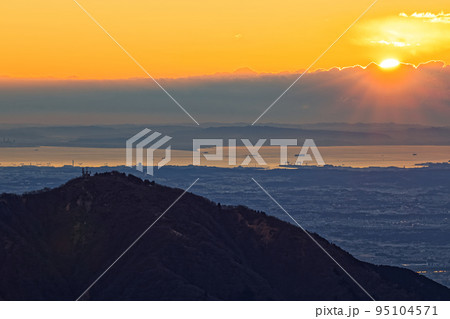 丹沢・塔ノ岳から見る日の出と大山 95104571