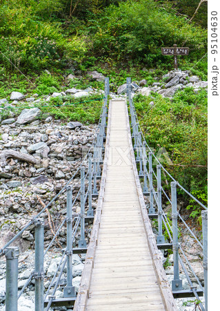 長野県の北アルプス涸沢にかかる本谷橋 95104630