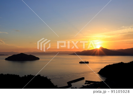 江田島から望む 宮島に沈んでいく太陽 95105028