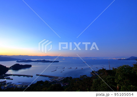 薄暮時の江田島から 広島市 廿日市市方面を望む 薄暮時の江田島から 広島市 廿日市市方面を望む 95105054