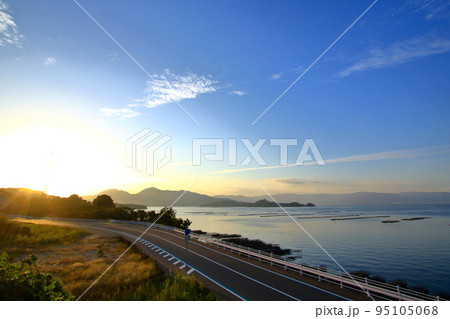通行が気持ち良い海辺の道路 95105068