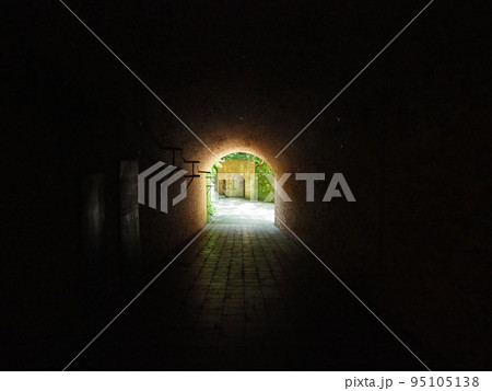神奈川県の猿島にあるトンネル 95105138