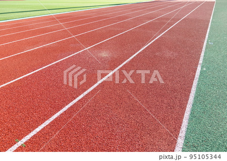 競技場のトラック 95105344
