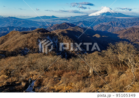 丹沢・塔ノ岳山頂直下を行く登山者と富士山・鍋割山の眺め 95105349