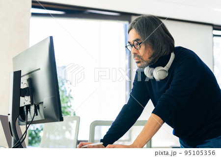 クリエイターのミドル男性 95105356