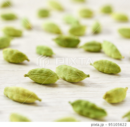 close up cardamom pods on a white wooden table, selective focus. 95105622
