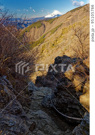 冬の丹沢表尾根・行者岳の鎖場と富士山 冬の丹沢表尾根・行者岳の鎖場と富士山 95105766