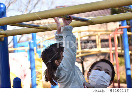 公園の遊具で仲良く遊ぶお母さんと女の子 公園の遊具で仲良く遊ぶお母さんと女の子 95106117