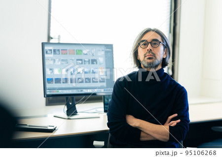 クリエイターのミドル男性 95106268