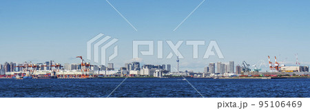 スカイツリーとビル群が見える東京湾の沿岸風景/青空のコピースペース スカイツリーとビル群が見える東京湾の沿岸風景/青空のコピースペース 95106469