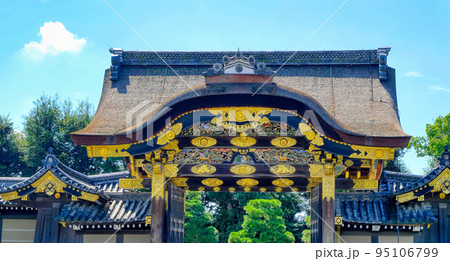 京都、二条城の唐門 95106799