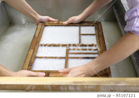 紙すきをする女性 紙すきをする女性 95107121