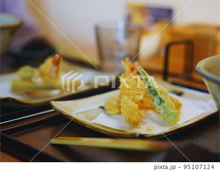 蕎麦屋の天ぷら盛り合わせ 95107124