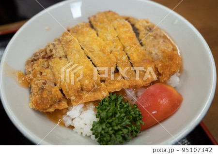 日本の鳥取県鳥取市の牛かつ丼 95107342