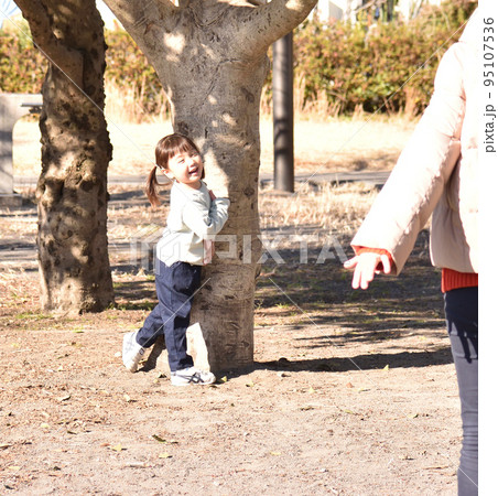 公園で仲良く遊ぶお母さんと女の子 95107536
