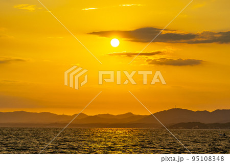 宍道湖の夕日(島根県松江市) 宍道湖の夕日(島根県松江市) 95108348