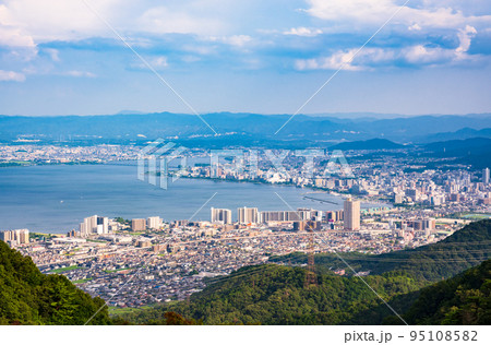比叡山 の 展望台 から 大津市 を望む 眺望　【 滋賀県 琵琶湖 の イメージ 】 95108582