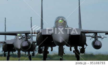 アメリカ空軍 F-15Eストライクイーグル 滑走路 離陸準備 アメリカ空軍 F-15Eストライクイーグル 滑走路 離陸準備 95108793