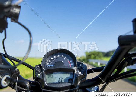 バイクライフ 中型クルーザーバイクと一本道 千葉県 バイクライフ 中型クルーザーバイクと一本道 千葉県 95108877