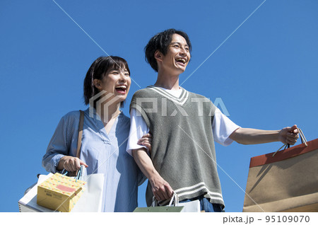 夫婦　恋人　カップル　買い物　ショッピング　青空　イメージ 95109070