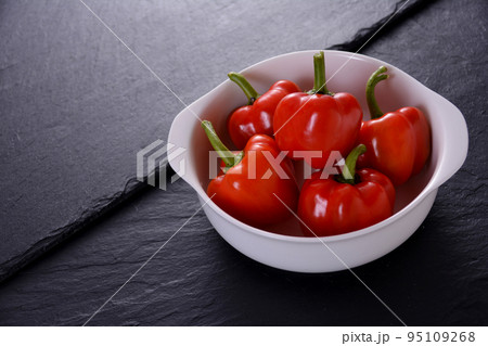 家庭菜園 収穫後のミニパプリカ 95109268