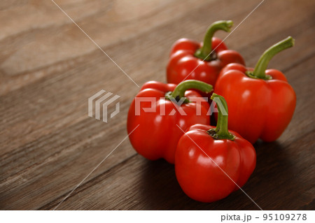 家庭菜園 収穫後のミニパプリカ 95109278