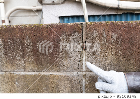 住宅 劣化したブロック塀 住宅 劣化したブロック塀 95109348