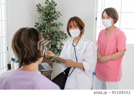 患者を問診する女医 患者を問診する女医 95109352